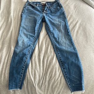 Madewell 9’’ high riser skinny skinny jeans with frayed hem